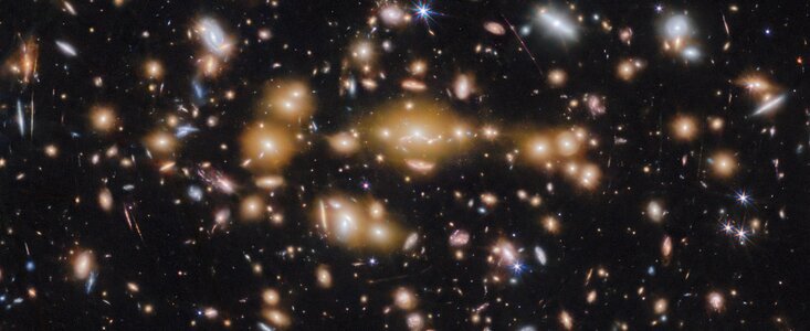 Galaxy cluster SPT-CL J0615−5746 (cropped)